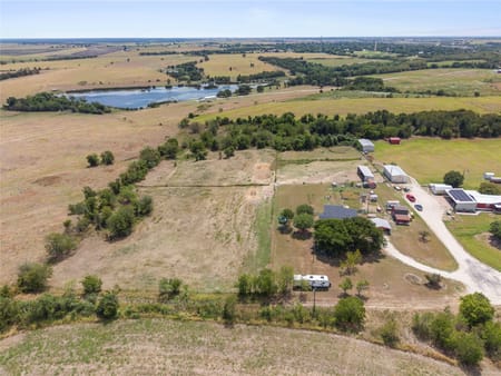 Lott, TX 76656 Falls County