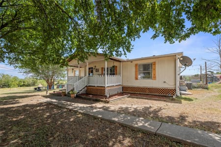 Lott, TX 76656 Falls County