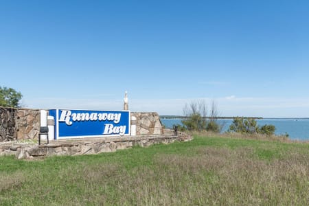 Runaway Bay, TX 76426 Wise County
