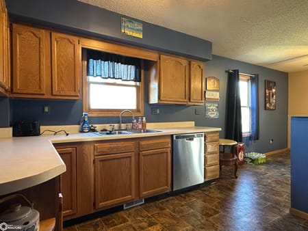 Chariton, IA 50049 Lucas County