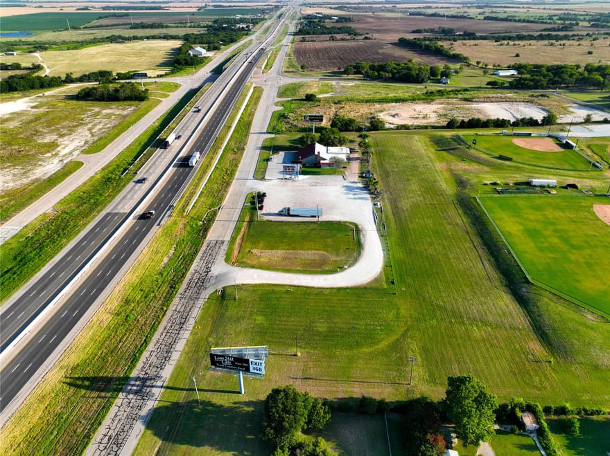 212 S Hickory Street, Abbott, Texas