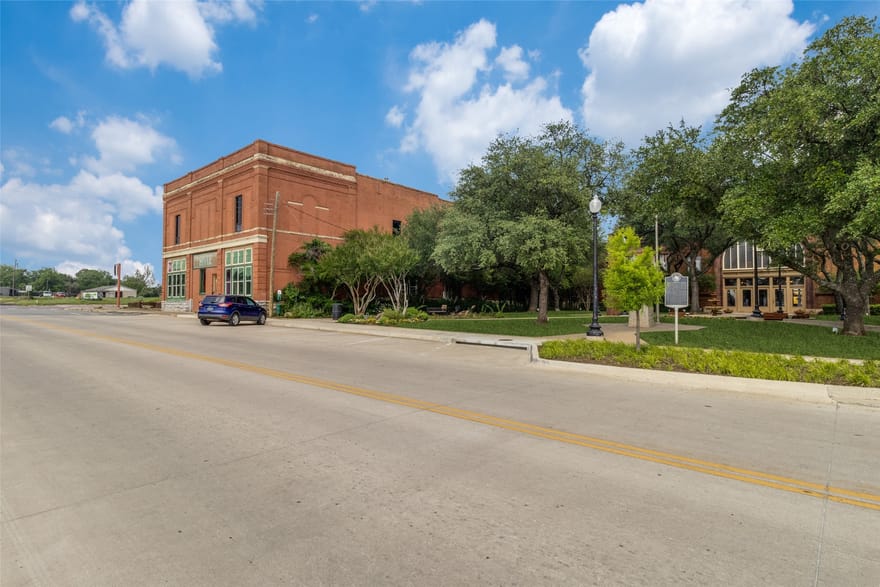 114 N Houston Avenue, Denison, Texas