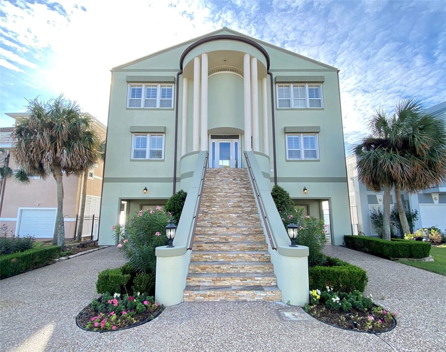 919 Long Reach Drive, Tiki Island, Texas