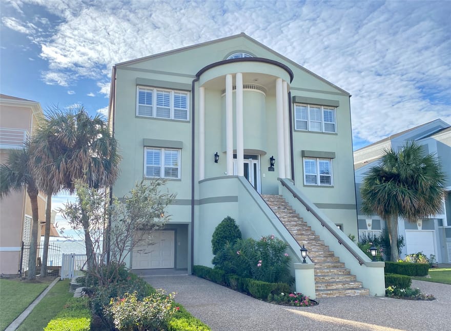 919 Long Reach Drive, Tiki Island, Texas