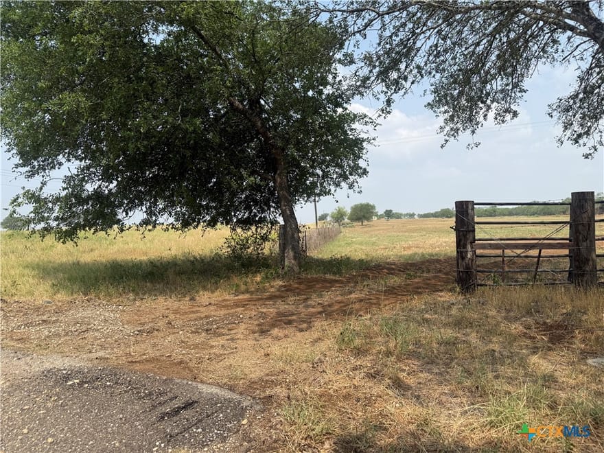 1404 Us Highway 87, Stockdale, Texas