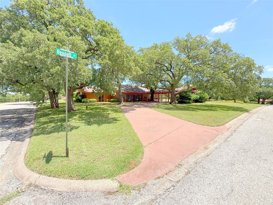 905 Bennett Drive, Bowie, Texas