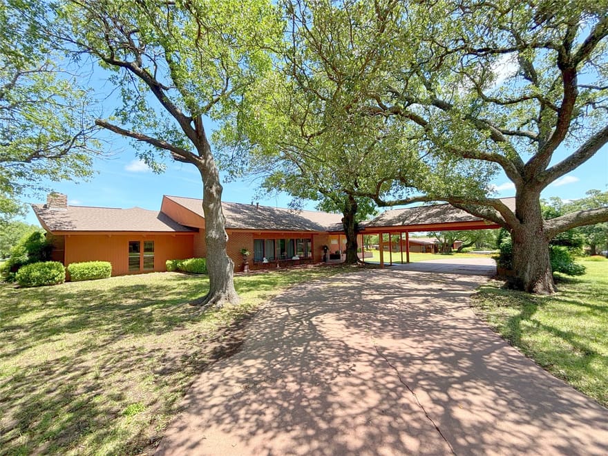 905 Bennett Drive, Bowie, Texas