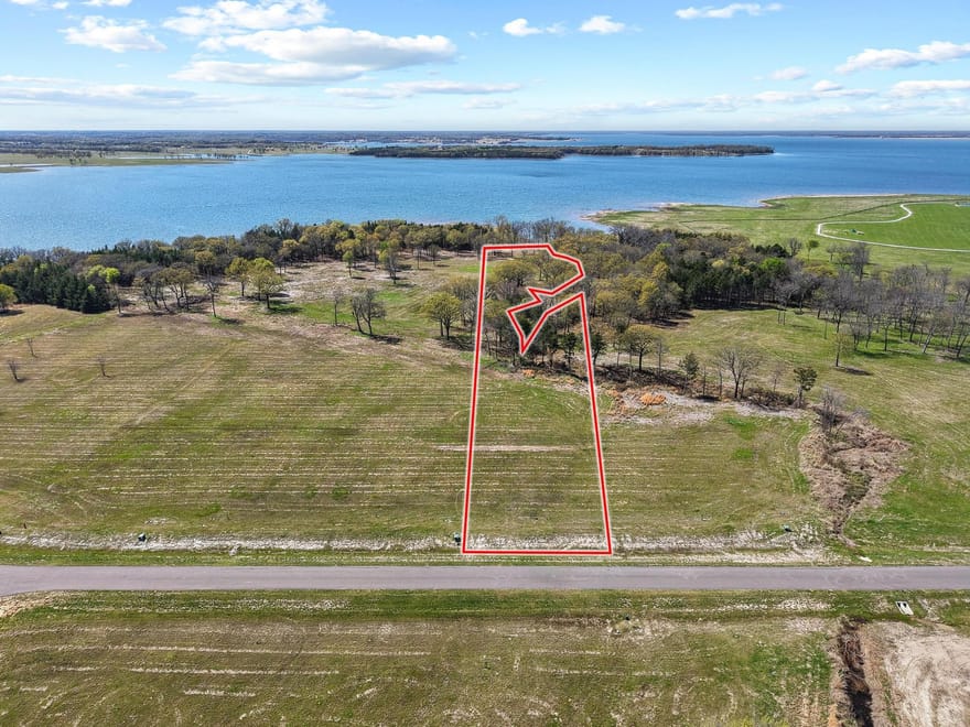 310 Lakewood Lane, Honey Grove, Texas