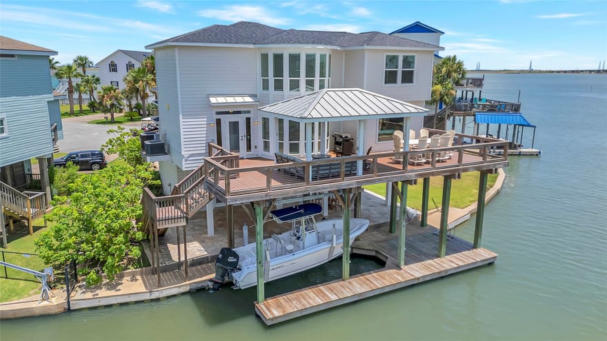 1303 Outrigger, Tiki Island, Texas