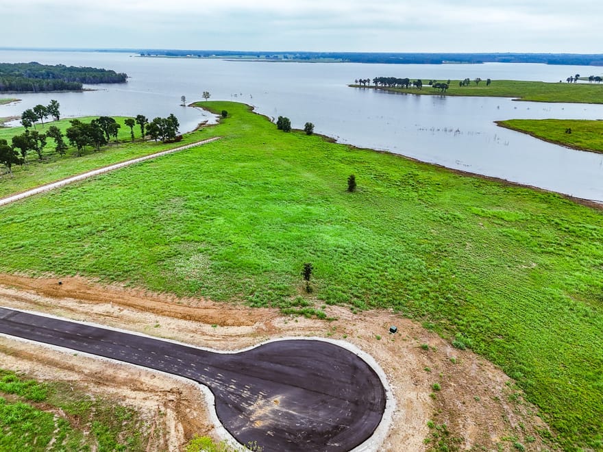 204 Lakeshore Lane, Windom, Texas