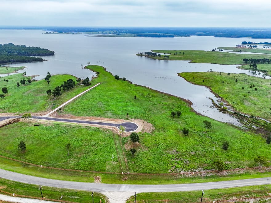 204 Lakeshore Lane, Windom, Texas