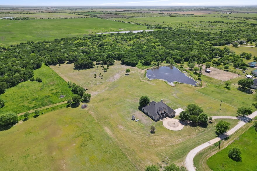 626 Scoggins Road, Tioga, Texas