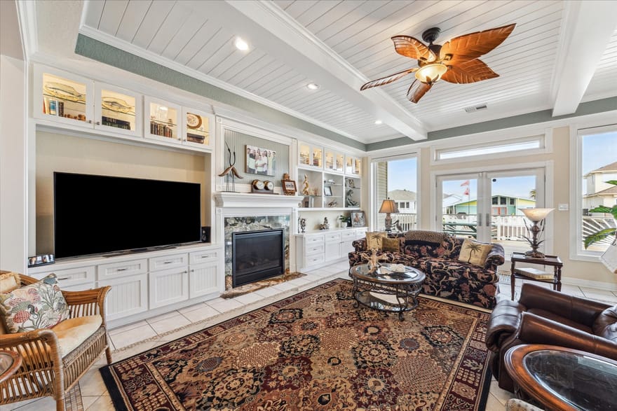 102 Bamaku Bend, Tiki Island, Texas