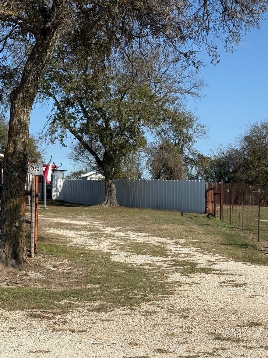 1056-1058 Ih 35, Abbott, Texas