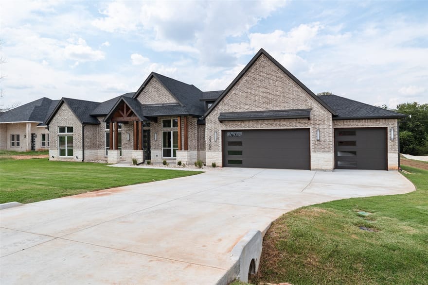 2300 Candlestick Drive, Granbury, Texas