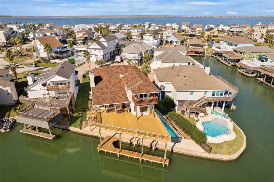 107 Bamaku Bend, Tiki Island, Texas