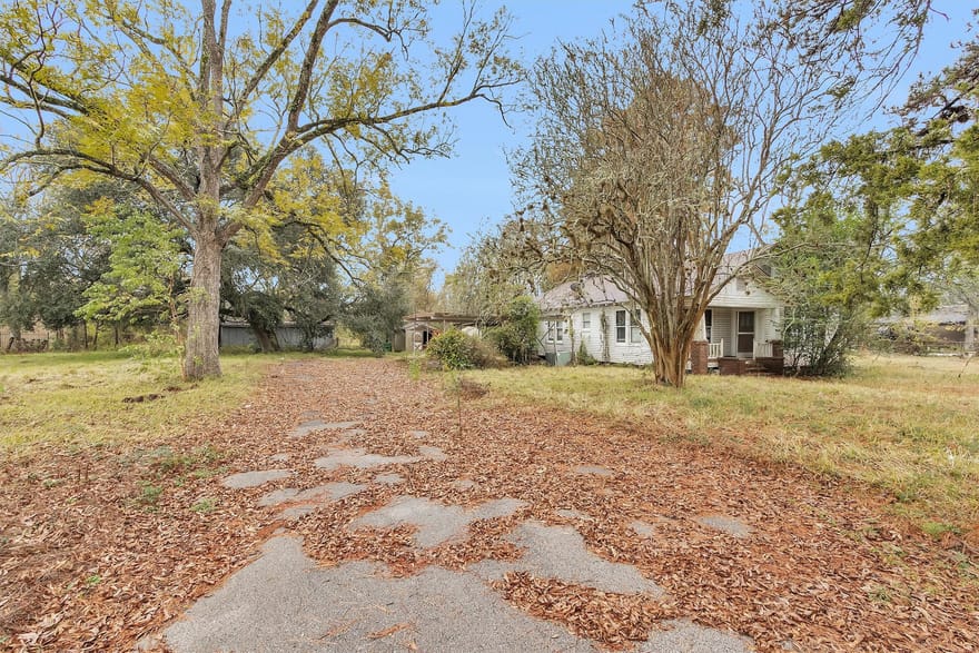 1100 E Houston, Cleveland, Texas