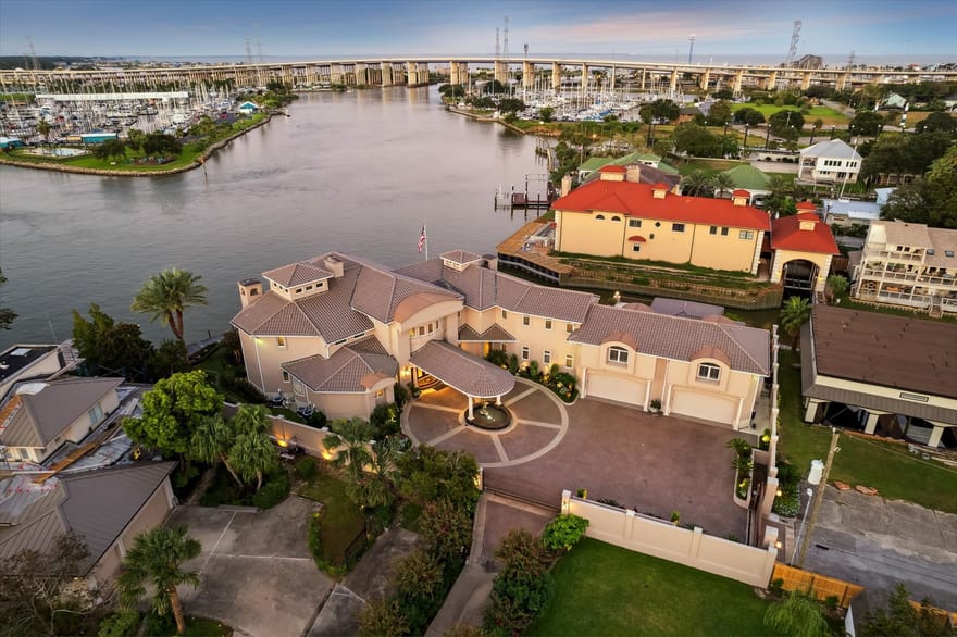 112 Bayou Lane, Kemah, Texas