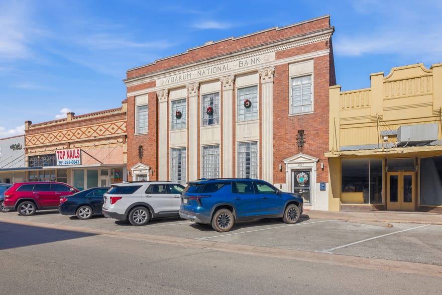 207 W Grand Avenue, Yoakum, Texas