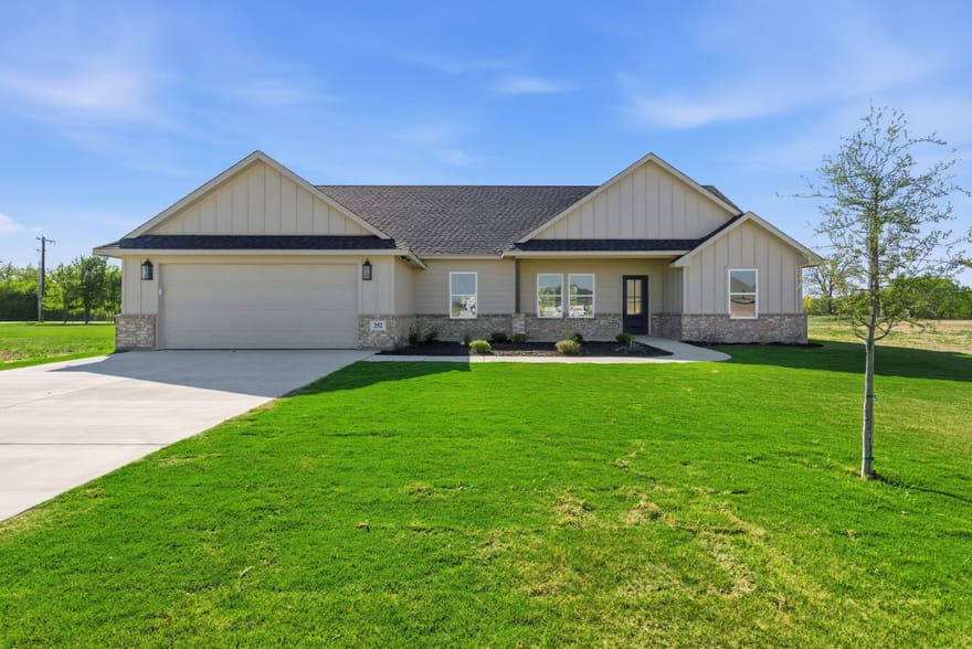 252 Yawney Drive, Lipan, Texas