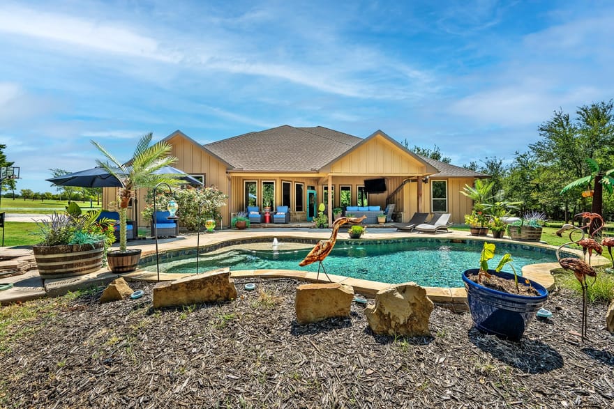 1011 Red Road, Howe, Texas