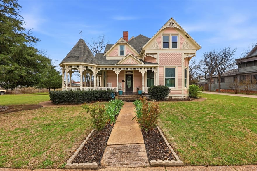 306 E Tarrant Street, Bowie, Texas