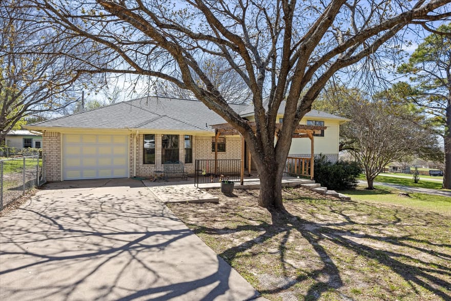 1701 Hitching Post Road, Granbury, Texas