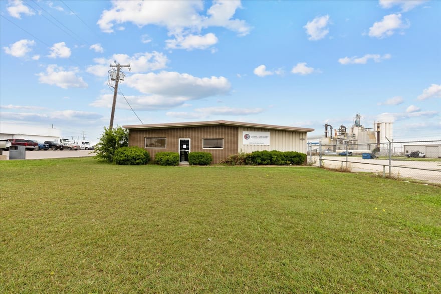 2305 N Main Street, Cleburne, Texas