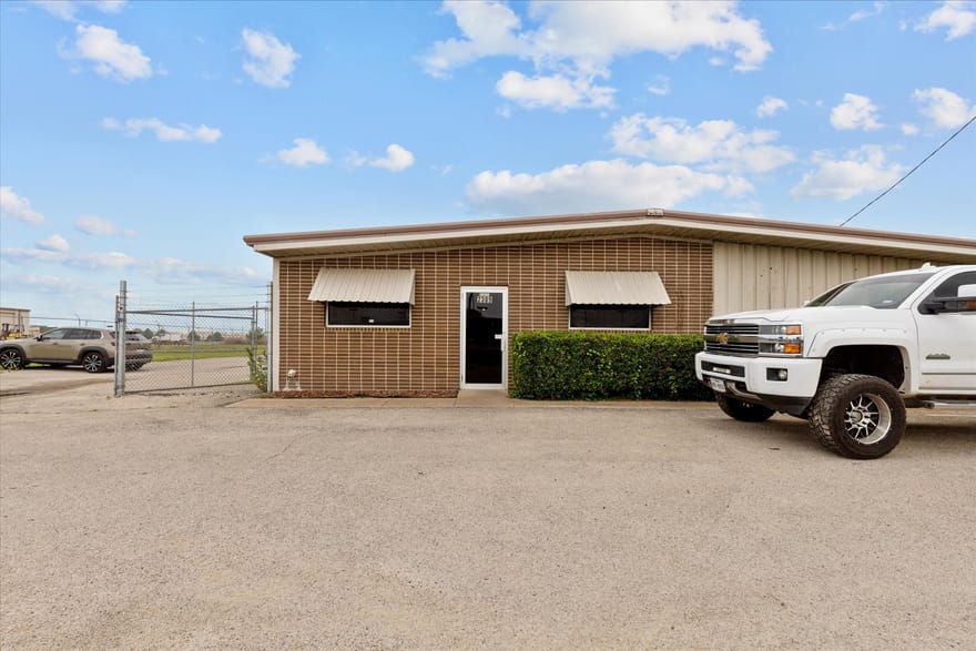 2305 N Main Street, Cleburne, Texas