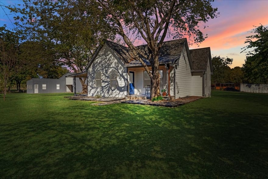 402 W Sam Rayburn Road, Ector, Texas