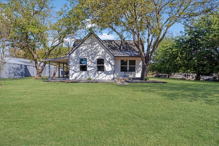402 W Sam Rayburn Road, Ector, Texas