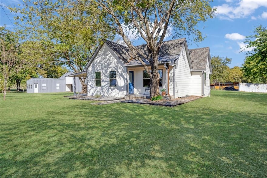 402 W Sam Rayburn Road, Ector, Texas