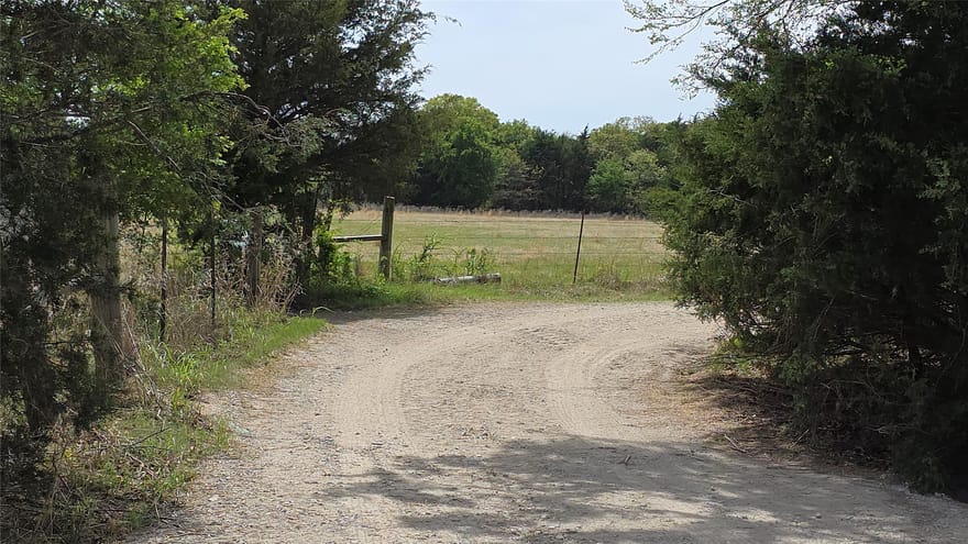 1975 County Road 1025, Ravenna, Texas