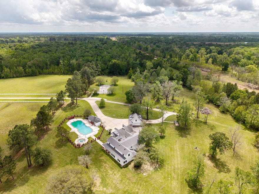 1331 County Road 2071, Hull, Texas