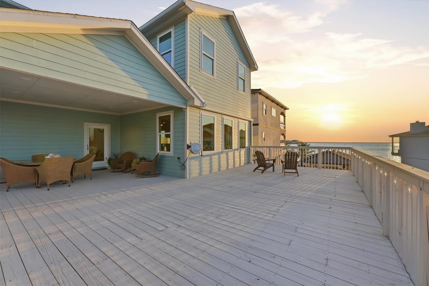 438 Amanda Circle, Tiki Island, Texas