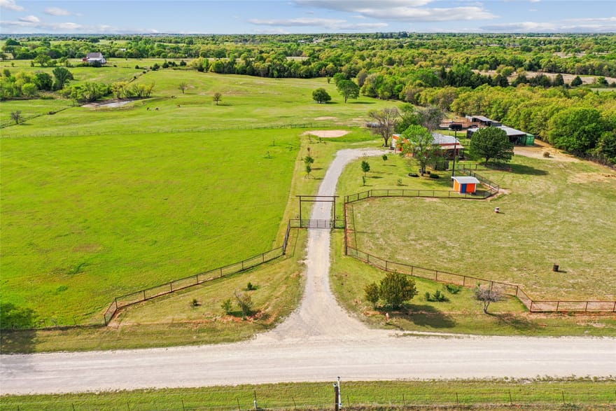 1406 N Johnson Loop, Montague, Texas