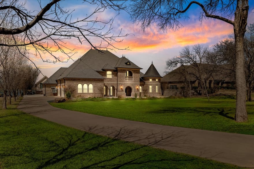1904 W Emerald Bend Court, Granbury, Texas