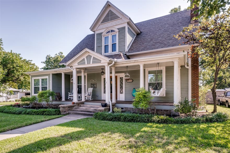 310 E Tarrant Street, Bowie, Texas