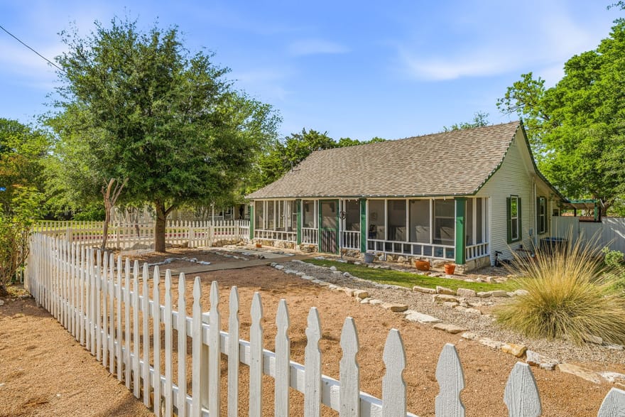 401 E Bridge Street, Granbury, Texas