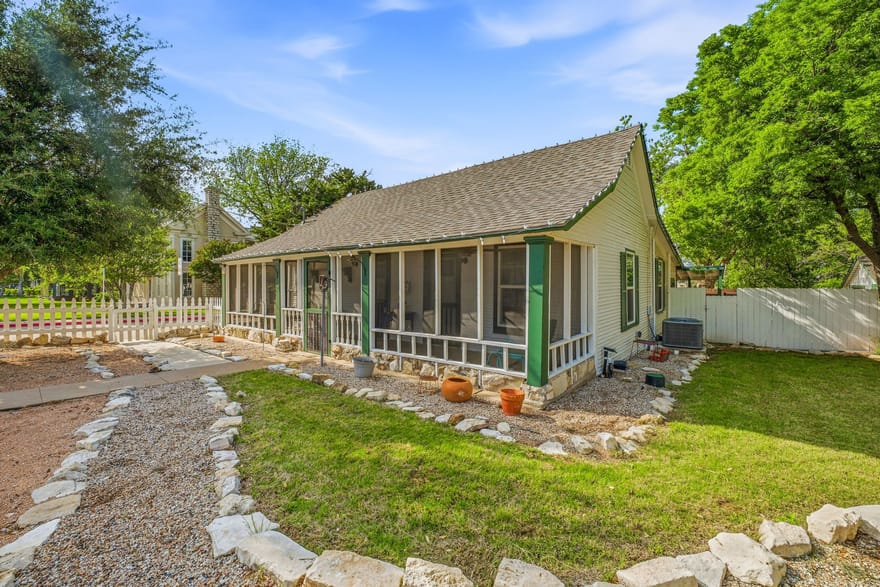 401 E Bridge Street, Granbury, Texas