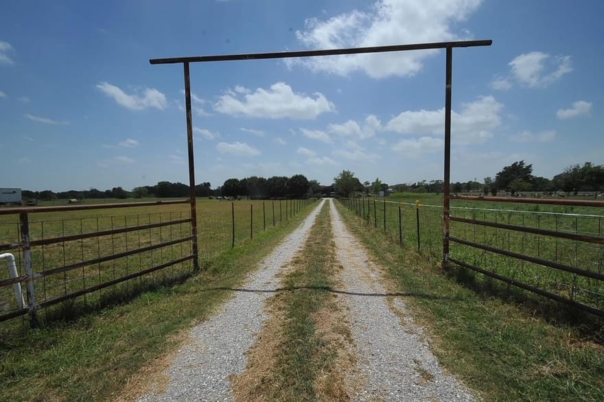 806 N Fm 1752, Savoy, Texas