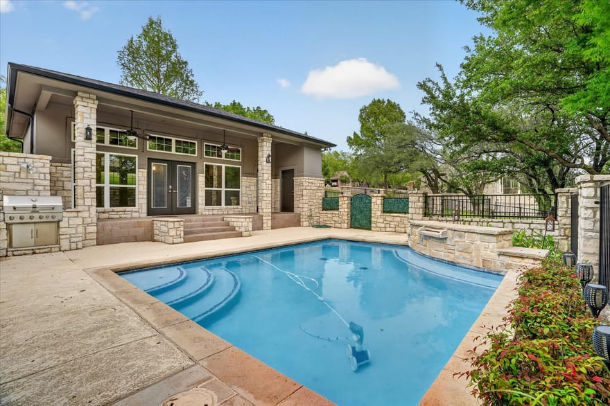 9704 Ravenswood Road, Granbury, Texas