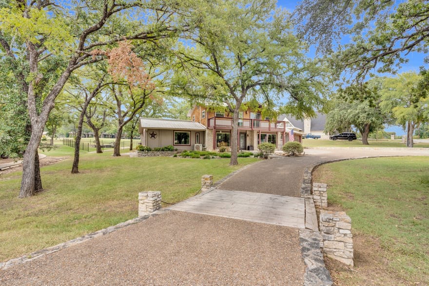 5102 Largo Drive, De Cordova, Texas