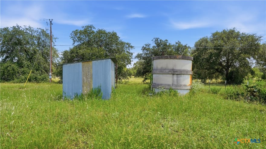 3921 Cr 334, Stockdale, Texas