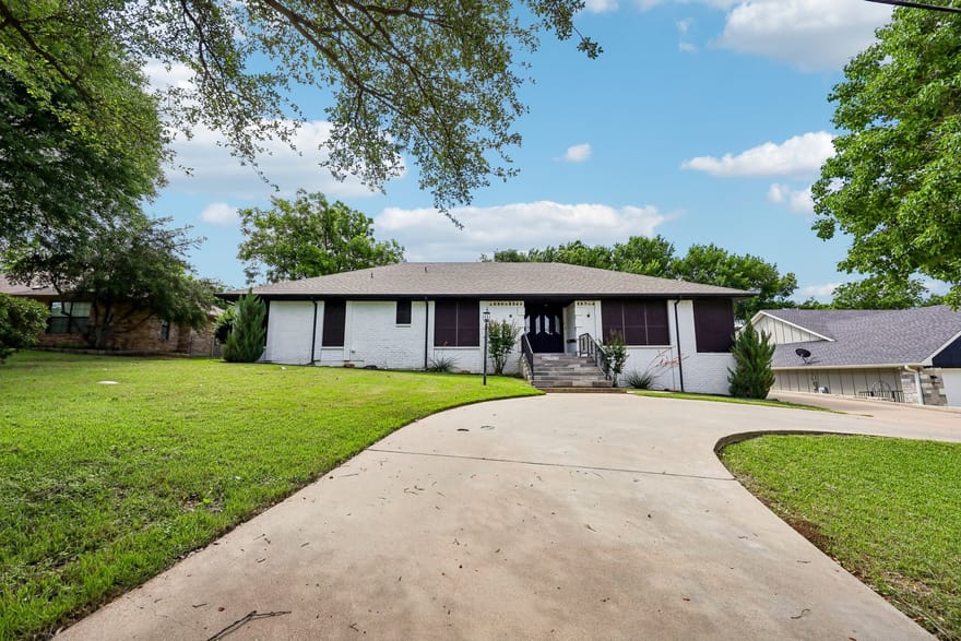 5209 Fairway Circle, De Cordova, Texas