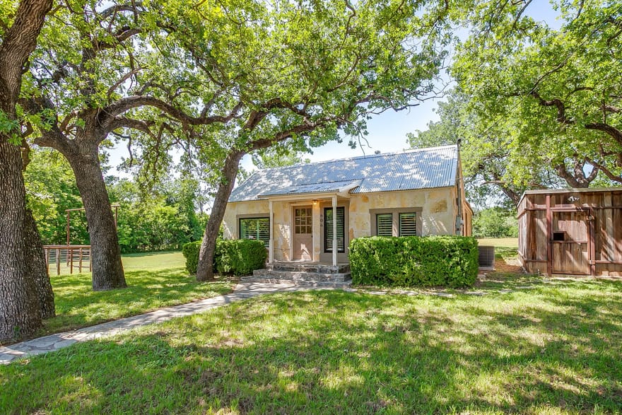 606 E Moore Street, Granbury, Texas
