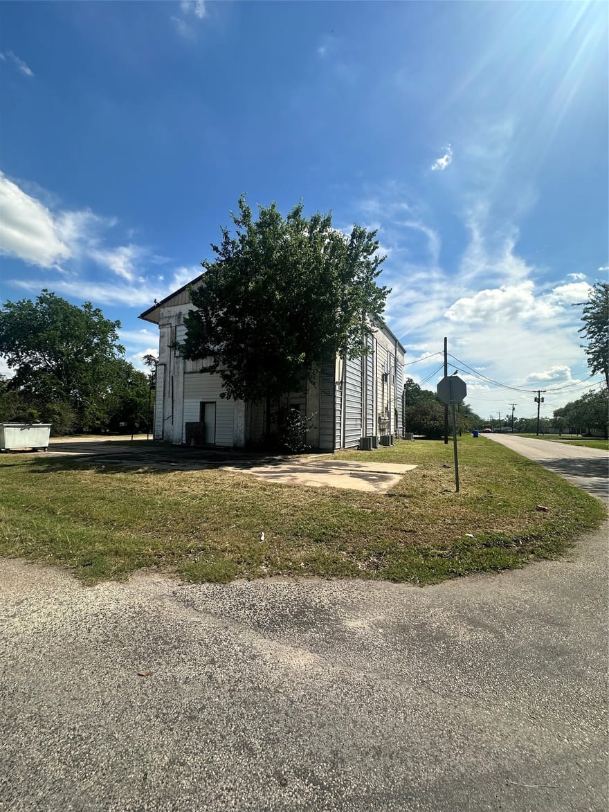 1010 Nelson, Yoakum, Texas