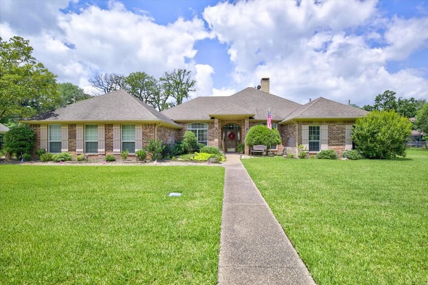 111 Trailwood Road, Enchanted Oaks, Texas