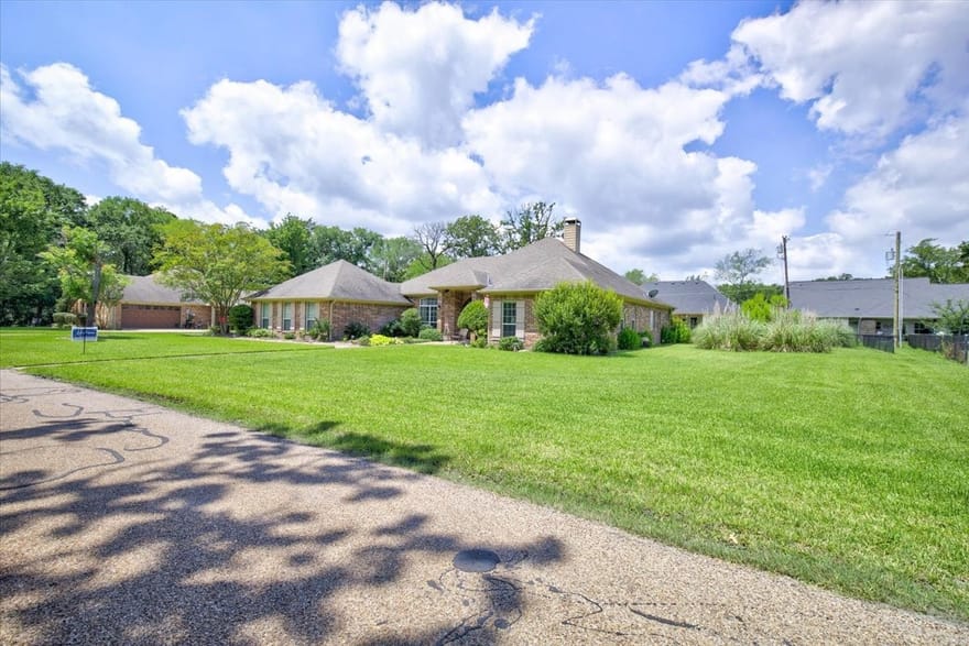 111 Trailwood Road, Enchanted Oaks, Texas