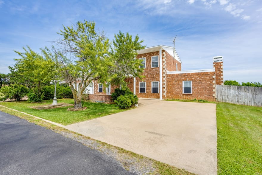 807 Caddo Road, Joshua, Texas